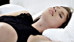 Horny babe masturbates morning