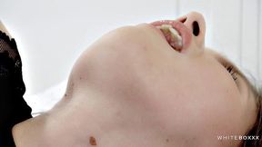 Horny babe masturbates morning