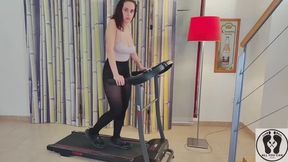 BIG TITS WIGGLE ON A TREADMILL INCREASING SPEED LEGGINGS GYM