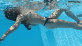 ”Swimming pool underwater naked beauty Bonnie Dolce”