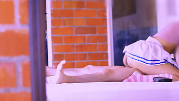 La estudiante lo tom&oacute_ de la mano y lo gui&oacute_ hacia el dormitorio, donde le mostr&oacute_ todo lo que hab&iacute_a aprendido en sus clases de seducci&oacute_n.