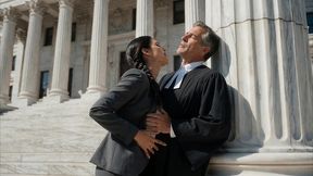 hermosa mujer es condenada a prision por puta, pero convence al juez para que la libere con su gran polla