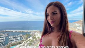 Jolie brune contr�le ton excitation et te branle jusqu'a �jaculer dans sa bouche