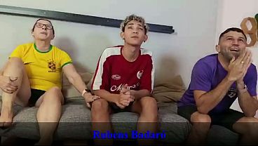 NO JOGO DO BRASIL O MEU PAI FICOU TORCENDO MUITO QUE ELE NEM PERCEBEU EU FODENDO A MINHA MADRASTA (VIDEO COMPLETO NO RED/SHEER)