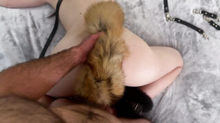 Kerel neukt sletje’s kont hard in ruwe BDSM-sessie en vult haar met een rommelige creampie