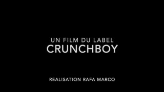 Amatör Alec Loob, devasa penislerle çıplak bir şekilde arkadan sertçe becerildikten sonra muazzam bir boşalma yaşıyor.