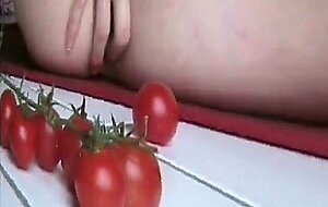 Deutsche Amateurin stopft Gemuse in sich hinein