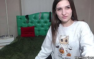 Amateur babe shows ass in leggings on webcam