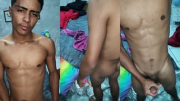Novinho safadinho mandei ele tocar uma e gozar gostoso