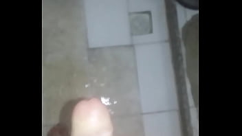 gozando no banheiro