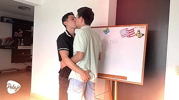 Llego Tarde a Clase Por Chupar Pollas En El Baño Del Colegio Y Para Compensar a Mi Profesor Dejo Que Me Folle El Culo