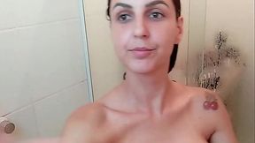 No banho com a pernocas