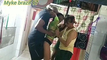 Carnaval com Belinha Baracho e muitos homes com sexo vacinal e sexo anal