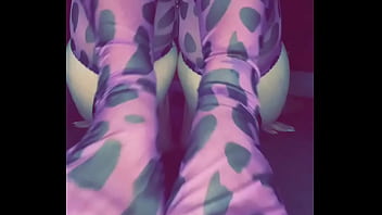 Mes pieds v&ecirc_tu de mon collant vachette violette pi&eacute_tine ta Queue 2m00s