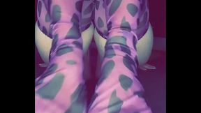 Mes pieds v&ecirc_tu de mon collant vachette violette pi&eacute_tine ta Queue 2m00s