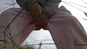 野外でおならとおしっこをする日本人女性。