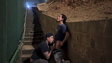 QUANDO BATE AQUELE TESÃO NA MADRUGA VAI NO ESCADÃO MESMO