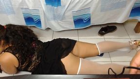 me vesti con medias panties y tacones para mi padrastro me lleno de semen