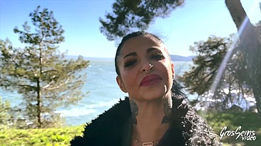 À 43ans, la bombe sexuelle Alicia ne demande qu'à être désamorcée !
