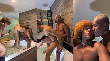 DOIS NEGOES DOTADOS FUDENDO LOIRINHO NO MOTEL