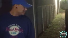 Parei o carro pra mijar, passou um novinho e pediu pra mama, depois me levou pra sua casa pra fuder enquanto a mulher dormy@