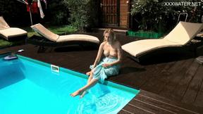 ”Mimi Cica again shows how hot she can swim”