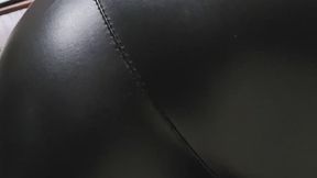 Fart comp in black leather