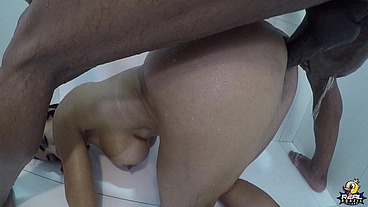 A Milf gostosa entrou no banho e fui atrás - Belinha Baracho - Capoeira