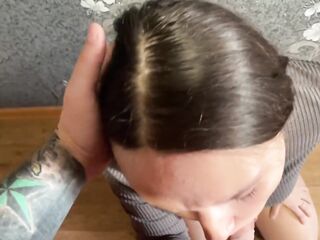 парень занялся сексом с красивым риелтором которая любит делать минет и когда ей лижут киску