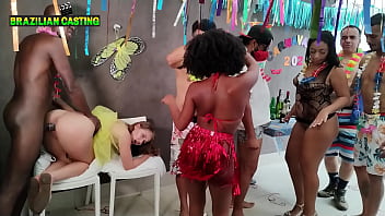 SEXO INTERRACIAL AKILLES BLACK BEM DOTADO ENFIA SUA ROLA GRANDE NA BUCETA DA BRANQUINHA E FAZ ELA GOZAR.