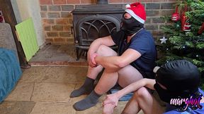 la mere noel , le pere noel et son lutin s amuse devant leur cadeaux qui n ...