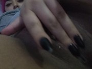 Solo Jugando con mis gruesos labios vaginales y clitoris, te gusta lo que ves?