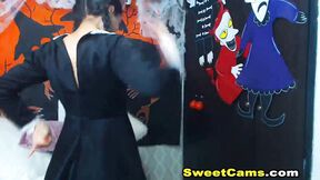 Hot Beauty Fingering Her Butthole On Cam