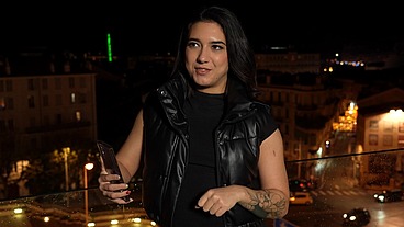 Selfie et sexe intense, la soirée parfaite pour Lena, 25ans !