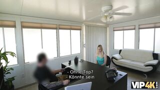 VIP4K. Kreditsachbearbeiter dringt into enge Muschi ein und gibt Mädchen einen Kredit