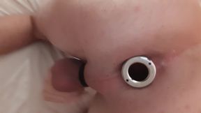 Twink spielt mit seinem geilen Tunnel Plug