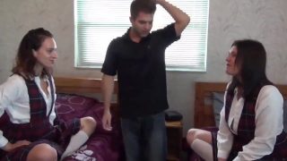 セクシーな女子高生コスプレイヤーがルームメイトの前で犯される