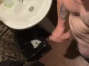 Veo en la calle a un hetero con un bulto gigante yendo a los baños donde tira mucha leche