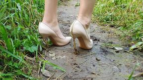 Challenges for CASADEI high heels pumps, muddy casadei spike heels, high heels stuck, high heels in mud