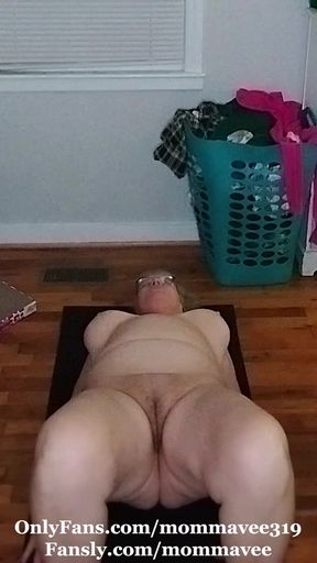 Hot MILF Does Naked Yoga!