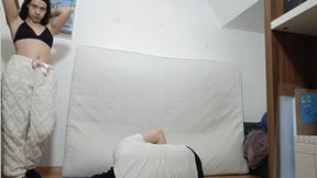 Sie macht meine Eier beim Ballbusting kaputt