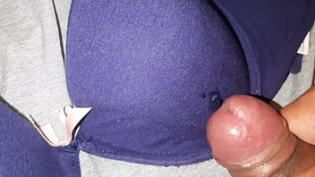 Le dej&eacute_ toda mi leche al bra nuevo de mi mejor amiga para que lo estrene con mi semen en sus tetas