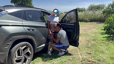 El compadre me revienta el culo en el campo