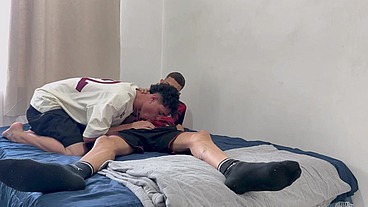 O NOVINHO ESPEROU SUA MÃE SAIR E CHAMOU O DETONADOR PRA COMER SEU BURACO FUNDO