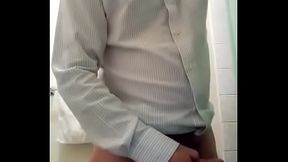 Dimas se masturba en el ba&ntilde_o de su  oficina