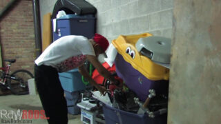 Casal gay jovem e tatuado vintage: sexo oral com pau grande, lambida de pau e penetração anal intensa.