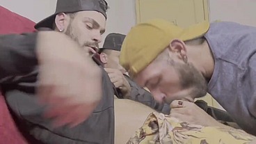 Três amigos foram fuder depois de se encontrar na rua