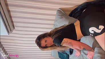 Novinha rebola o BUNDÃO e exibe a BUCETINHA ROSA deliciosa
