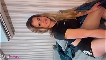 Novinha rebola o BUNDÃO e exibe a BUCETINHA ROSA deliciosa