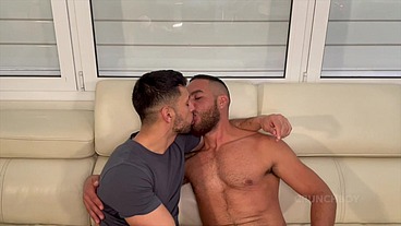 deux beaux mecs espagnols baisent bareback dans une backroom de madrid